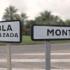 Carteles de carretera con los nombres de Montijo y Puebla de la Calzada