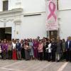 Fachada de la Asamblea de Extremadura con el lazo rosa contra el cáncer de mama