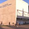 Estudiantes en el exterior de la Facultad de Filosofía y Letras de Cáceres