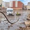 Francisco Javier Pergaña, de Guareña, retirando lodo en Valencia