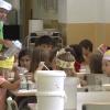 Una persona sirve agua en un comedor escolar