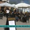 Grupo de personas tomando algo en una terraza de bar respetando la distancia de seguridad