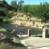 Piscina natural de Descargamaría con bañistas.