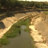 Cauce del arroyo Rivillas a su paso por Badajoz. Lleva muy poca agua, que se ve sucia.