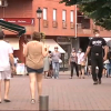 Gente paseando por la calle en Navalmoral de la Mata