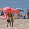 Primeros bañistas de la temporada que se han acercado a la playa de Orellana.