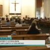 Interior de una iglesia durante la celebración de una misa en Cáceres