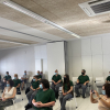 Acto de apertura del programa Crisol para los alumnos de Suerte de Saavedra en Badajoz. Todos llevan mascarilla y están sentados guardando la distancia de seguridad.