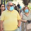 Personas con mascarilla paseando por la calle