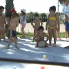 Niños pequeños jugando a los bolos en bañador