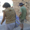 Dos turistas recorren el centro histórico cacereño
