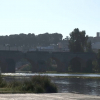 Imagen del río Guadiana a su paso por la capital pacense. En primer plano, la lámina de agua. Al fondo, la alcazaba árabe.