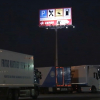 Dos camioneros descansan en una estación de servicio de la región 