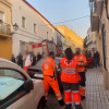 Miembros de Cruz Roja actuando en el lugar del derrumbe en Badajoz