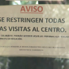 Un cartel anuncia la prohibición de visitas en Torrecillas de la Tiesa 