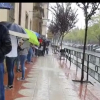 Ciudadanos esperan bajo la lluvia a hacerse la PCR