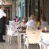 Clientes piden sus consumiciones en veladores situados en la plaza de Los Alféreces de Badajoz.