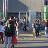 Padres y alumnos a las puertas del CEIP Juan Güel de Talayuela