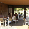 Clientes sentados en una terraza de Badajoz antes de entrar en vigor las restricciones.