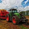 Imagen de un tractor con un mezclador de grano