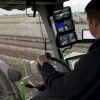 El anticipo de la PAC para esta campaña sube del 50 al 70 por ciento. Un agricultor siembra el campo desde su tractor.