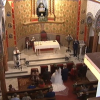 Ceremonia religiosa de matrimonio en una iglesia católica.