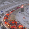 El invierno pasado se realizaron en Extremadura más de 200 actuaciones en la red viaria a causa de condiciones meteorológicas adversas. Caravana de vehículos atascados en una autovía extremeña por una nevada.