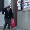 Anciano paseando en un pueblo con mascarilla