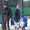 Padre con un bebé en un parque de Extremadura