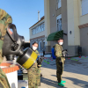 Militar de la Brigada Extremadura XI a las puertas de la residencia "Los Olivos"