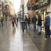 Clientes haciendo colas antes de la apertura de las tiendas en la calle Menacho de Badajoz