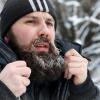 hombre con barba en invierno