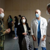 El jefe del equipo médico militar alemán Jens-Peter Evers, conversa con el personal médico portugués tras asistir a una rueda de prensa.