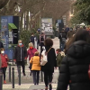 Ciudadanos de Cáceres paseando por el Paseo de Cánovas