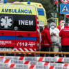 Los profesionales sanitarios participan en la preselección de pacientes a su llegada al Hospital Santa María de Lisboa.