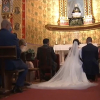 Pareja contrayendo matrimonio en una iglesia
