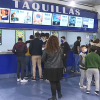 Espectadores compran entradas de cine en la taquilla