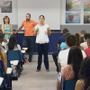 Maestra impartiendo clase en la región