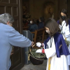 Una niña reparte una rama de olivo esta mañana en la Iglesia de San Juan de Cáceres 