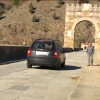 Un vehículo circula por el puente romano de Alcántara