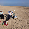  varias personas toman el sol en la playa de Gandía (Valencia)