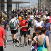 La gente pasea sin mascarilla por el paseo marítimo de Tel Aviv este sábado tras el ritmo de vacunación del país