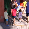 Familias llevando a sus hijos al colegio