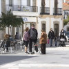 Vecinos de Malpartida de Cáceres paseando esta semana por la plaza Mayor del municipio.