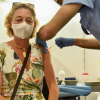 Un sanitario inyecta este jueves en Bilbao una segunda dosis de la vacuna de Pfizer Biontech a una mujer perteneciente al grupo de entre 55 y 60 años, incluida en los colectivos de trabajadores esenciales que recibieron la primera dosis de AstraZeneca, grupo del que Osakidetza ha citado a 855 personas. 