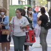 Personas caminando por la calle 