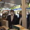 Luis Landero visita un expositor de la Feria del Libro junto al alcalde de Badajoz