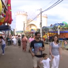 Familia paseando por el recinto ferial durante la Feria de San Juan de Badajoz