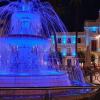 Fuente iluminada con los colores del Huntington