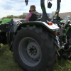 Un trabajador maneja una maquinaria agrícola